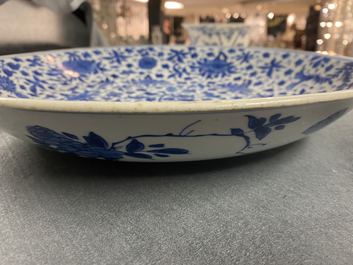 Un plat en porcelaine de Chine en bleu et blanc &agrave; d&eacute;cor floral, Kangxi